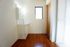 同仕様写真。三面鏡つき洗面台。鏡裏にたっぷりとした収納スペースがあります。鏡を閉めてしまえば小物は見えないため、スッキリとした印象の洗面台にできます。