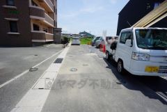 現地（2025年7月7日）撮影。住人以外の車の進入も少なく、小さなお子様を持つご家庭にも安心です。