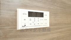湯量・湯温の設定、そして保温までワンタッチのフルオートバス。便利な追い炊き機能付きです。