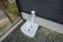 あると便利な外水栓。ガーデニングに、洗車に、泥遊びやペットの散歩の後に。