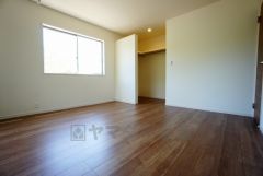 同仕様写真。主寝室としてお使いいただけそうなこちらのお部屋は、日当たりが良く、爽やかな風を感じて起きる朝は、快適生活の始まりに。