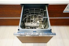 食事の後の手間を解消する食器洗い乾燥機付。冬場の洗い物で手荒れの悩みもなくなります。