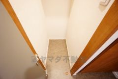 ベビーカーや泥のついたおもちゃをしまうのに便利なスペースです。玄関周りをスッキリさせることが出来ます＾＾