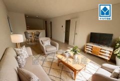 家具はイメージです。温かみのある雰囲気と、キッチンでの作業性を兼ね備え、家族の笑顔あふれる団らんのひと時をお過ごしいただける設計になっています。