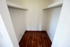 収納力豊富なウォークインクローゼット。洋服や小物などを1箇所にまとめて美しい収納を実現します。