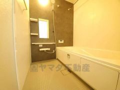 1日の疲れを癒すくつろぎのバスルーム。足を伸ばしてもゆったりと入れるサイズです。お子様と一緒にお風呂に入っても狭くないですね^^