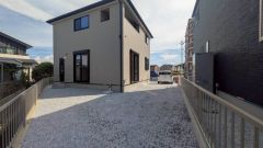 お子様と公園に行けない日も、のびのびお庭で遊べるのがうれしいですね。ガーデニングやお子様のプールなど大活躍です＾＾