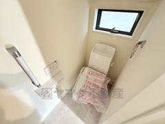 温水洗浄機付トイレです。節水機能もあるので、安心して使えますね。もちろん、1階2階の2ヶ所にトイレがあるので、忙しい朝にもゆとりができますね。