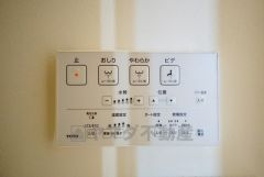 壁リモコンタイプのウォシュレット付き。すっきりした見た目で、トイレ奥の掃除もしやすいです。