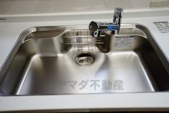 色も形もキレイなシンクは、広さも確保しているので、大きめの鍋も簡単に洗えます。