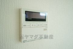 キッチン横からお湯張り、追い炊き、足し湯がボタン一つで楽々操作できる給湯機リモコンです。忙しい夕飯準備の時間帯に重宝しますね。