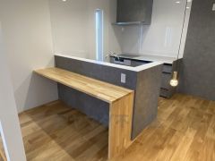 リビングにいるお子様を見守りながらお料理ができる対面キッチン。カウンタートップの汚れもサッと拭き取ることができ、お掃除ラクラク＾＾