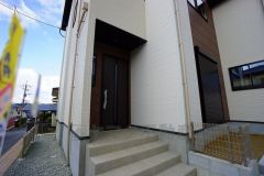 家の顔となる玄関扉がかっこいいと、たくさんの人を招き入れたくなりますね＾＾奥まって設置されており、雨にも濡れにくくなっています。