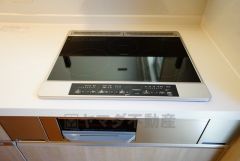 同仕様写真。汚れてもサッとふける、お手入れのしやすいIHクッキングヒーター。オール電化なので経済的です。