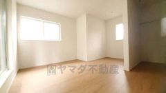 寛ぎの時間を紡ぎだす主寝室は、大型ベッドを置いても余裕の広さを確保しています。