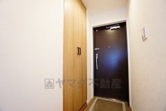 壁一面に設けた大容量のシューズクローゼットは実用性と機能性を兼ね備えています。急な来客でも、いつも整頓された玄関でお出迎えができます。