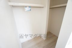 同仕様写真。収納力豊富なウォークインクローゼット。洋服や小物などを1箇所にまとめて美しい収納を実現します。スーツケースのような大型の荷物も置けます＾＾