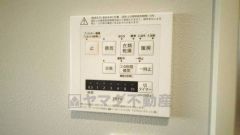 入浴後の水滴や湿気を排出し、カビの発生や臭いを抑制する暖房換気乾燥機付き。雨の日の洗濯物にも効果的です。