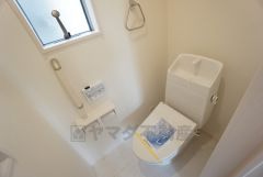 同仕様写真。温水洗浄機付トイレです。節水機能もあるので、安心して使えますね。もちろん、1階2階の2ヶ所にトイレがあるので、忙しい朝にもゆとりができますね。