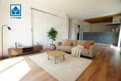 家具はイメージです。リビングは広々とした設計で、家族が集い、寛ぐ暮らしの空間を演出しています。思い思いの時間を過ごしたり、家族みんなで食事をしたり、素敵な団らんの場になりますね。