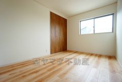 暖かい日差しが差し込む洋室。たっぷり収納できるクローゼット付きでお部屋の中をすっきりと快適に保てます。