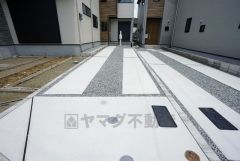 駐車スペースはゆとりある2台分を確保。マイカー用に、お客さま用に、余裕を持ってご利用いただけます。