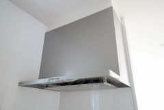 同仕様写真。お手入れが簡単なスリム型レンジフードです。調理により発生する油煙や臭いを吸い込み、屋外へ排気してくれます。