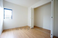 暖かい日差しが差し込む洋室。たっぷり収納できるクローゼット付きでお部屋の中をすっきりと快適に保てます。