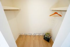 収納力豊富なウォークインクローゼット。洋服や小物などを1箇所にまとめて美しい収納を実現します。スーツケースのような大型の荷物も置けます＾＾