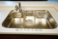 広々とした凸型シンクに洗剤ポケットを標準装備。大きなお鍋など洗いやすいです。