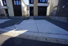 3台まで並列駐車できるので、急な来客時やお子様が成人して車を所有するようになっても安心です。