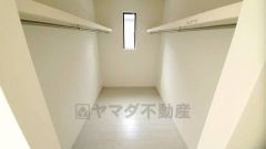 収納力豊富なウォークインクローゼット。洋服や小物などを1箇所にまとめて美しい収納を実現します。スーツケースのような大型の荷物も置けます＾＾