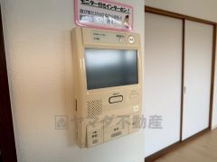 防犯はもちろん、セールスマン対策にもなるモニター付きインターホンです。お子さん1人での留守番時にも活躍しそうです。