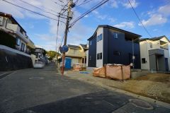 前面道路は広く、車同士がすれ違うスペースが十分にあります。落ち着いた住宅地内で快適な生活を実現してみませんか＾＾