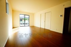 大きな窓のあるリビングは、陽光あふれる明るい空間です。居心地良く、ご家族皆がゆったり寛げる憩いの空間となりそうです。