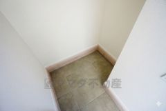 ベビーカーや泥のついたおもちゃをしまうのに便利なスペースです。玄関周りをスッキリさせることが出来ます＾＾