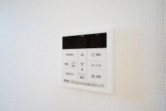キッチン横からお湯張り、追い炊き、足し湯がボタン一つで楽々操作できる給湯機リモコンです。忙しい夕飯準備の時間帯に重宝しますね。