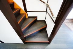 小さなお子様やご高齢の方でも安心できる、手すり付き階段。