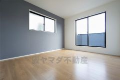 同仕様写真。ご夫婦お二人のプライベートシーンを演出する寝室は、大容量のウォークインクローゼット付き。