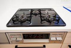 同時にたくさんの料理が調理できる3口コンロ。長時間熱を通しておきたい煮込み料理を作りながら、炒め物など同時進行で進められます。