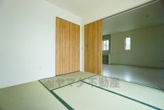 リビングからの続き間として和室をご用意しました。普段はリビングとつなげて開放的なスペースとして、来客時には客間としてお使いいただけます。