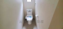 温水洗浄機付トイレです。節水機能もあるので、安心して使えますね。もちろん、1階2階の2ヶ所にトイレがあるので、忙しい朝にもゆとりができますね。