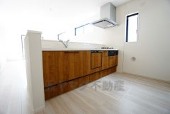 リビングやダイニングからキッチン周りが丸見えにならない対面式キッチン。テレビ鑑賞や家族との対話がしやすく、ご家族の温かい時間を演出します。