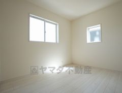 同仕様写真。2面採光を確保した明るい室内は、風通しも良く、大変居心地の良い空間となっております。爽やかな風を感じて起きる朝は、快適生活の始まりに。