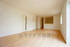 リビングは広々とした設計で、家族が集い、寛ぐ暮らしの空間を演出しています。