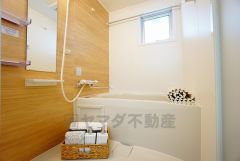 バスルームの洗い場の床材は水はけの良い素材を採用。カビが生えにくい設計になっております。