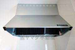 同仕様写真。風量が弱・強と切替え可能なレンジフードが調理中の煙をしっかり吸い込みます。手元を照らすライト付きです。