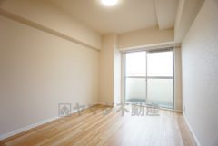 暖かい日差しが差し込む洋室。たっぷり収納できるクローゼット付きでお部屋の中をすっきりと快適に保てます。