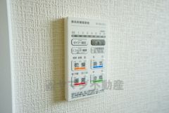 浴室暖房乾燥機付き。天候に左右されず、いつでも好きなときに洗濯物を干せるので、仕事や家事で忙しい方に重宝します。