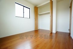 同仕様写真。住む人のこだわりを活かす洋室。日当たりがよく、寝室としての利用もおすすめ。広めのクローゼットには荷物をすっきり片付けられ、ゆとりのある暮らしが出来ます＾＾